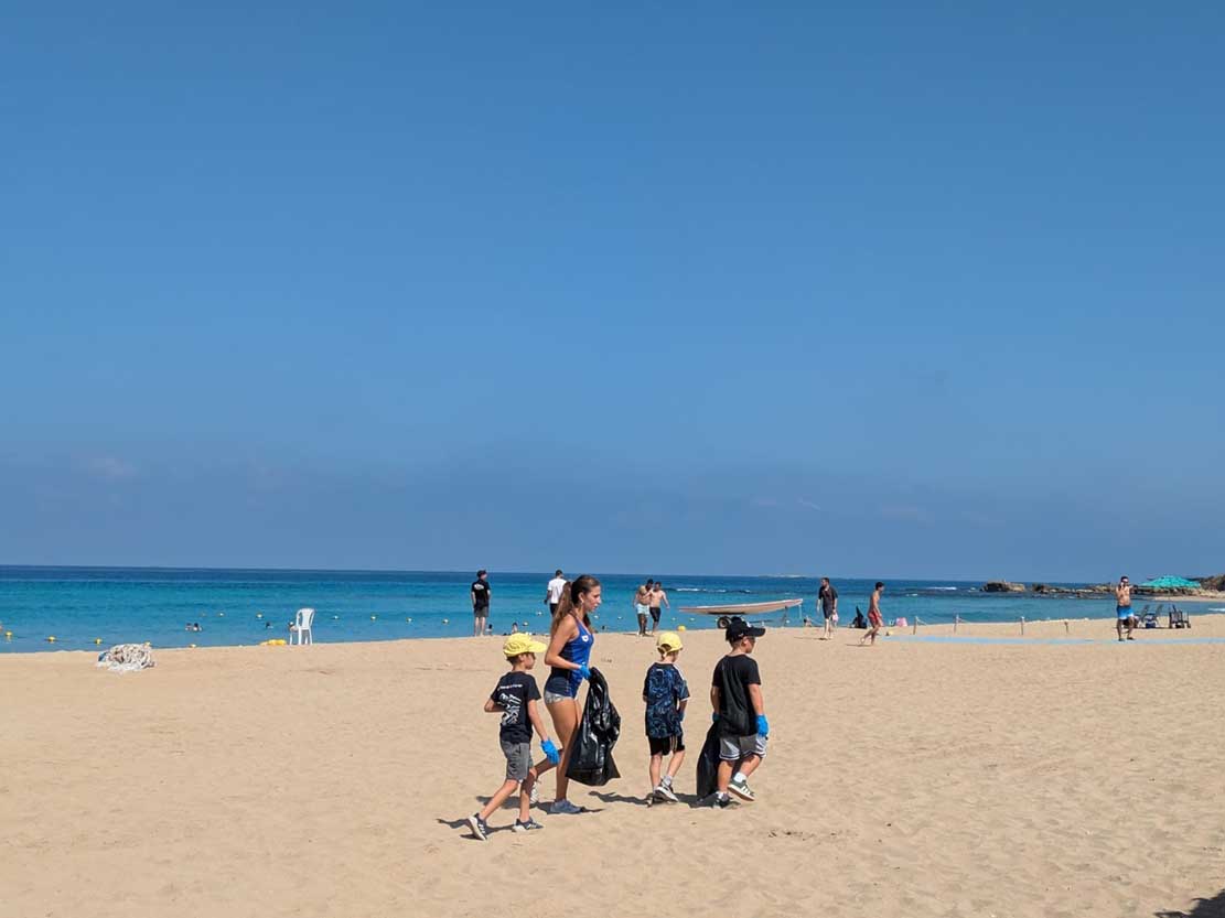 ספורטאים ותלמידים בניקוי חוץ אכזיב