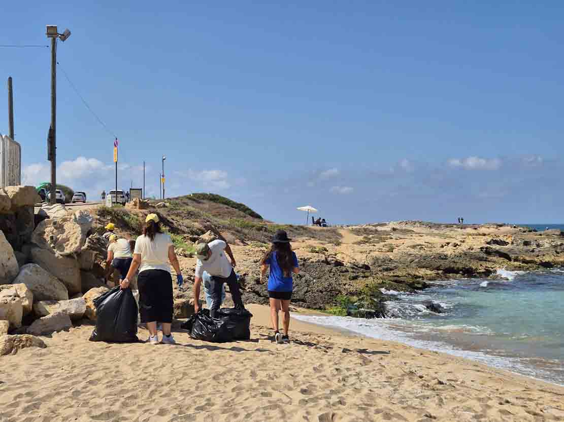 ספורטאים ותלמידים ניקו את חוף אכזיב במסגרת יום הניקיון העולמי