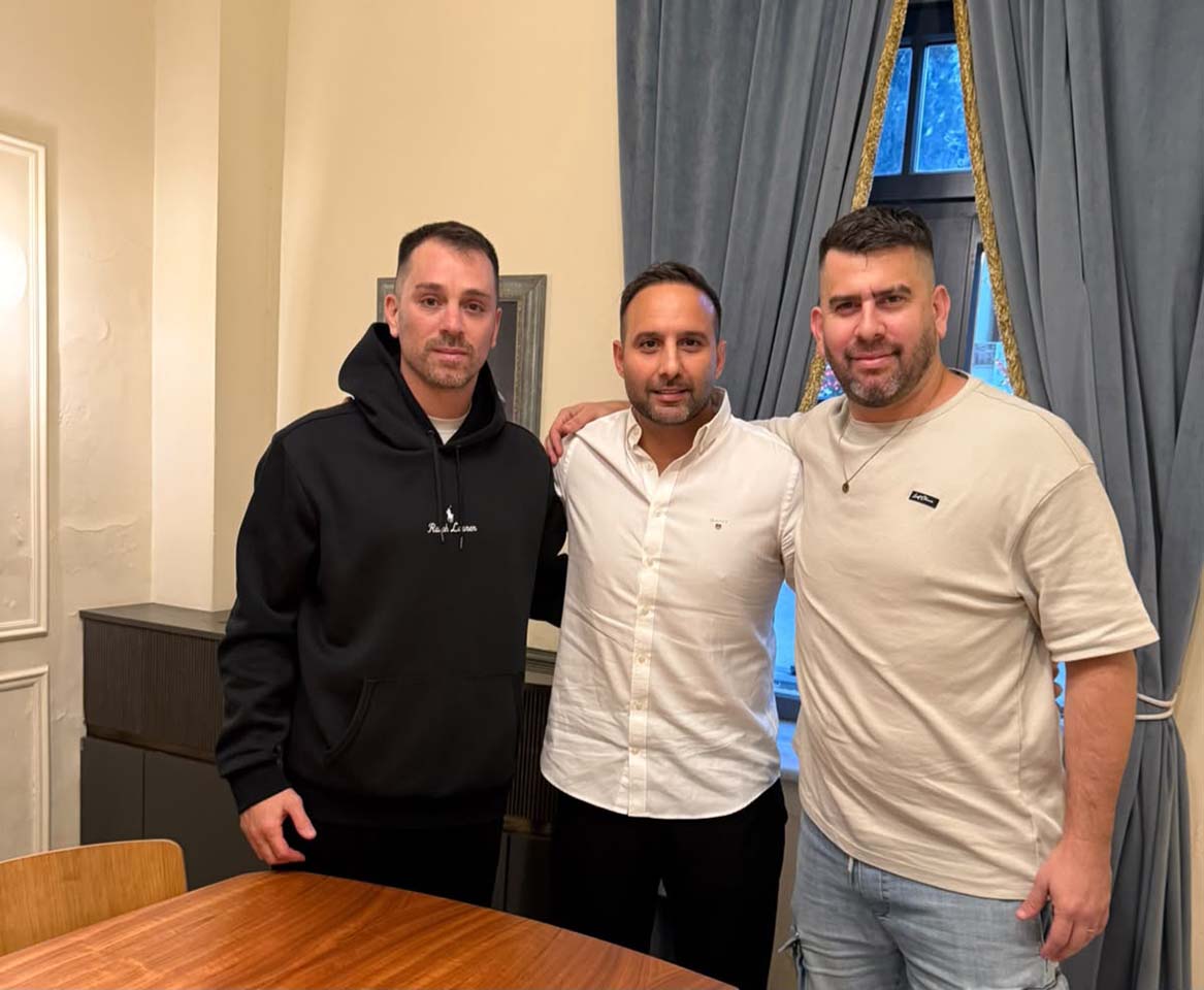 המאמן היווני ויירון פאפאדופולוס עם יו"ר איגוד הכדוריד עידן מזרחי. צילום: איגוד הכדוריד